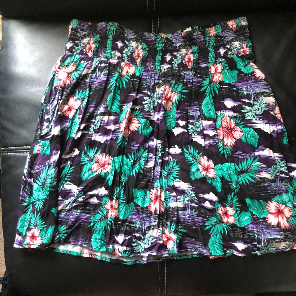 Large hot topic Hawaiian print mini skirt with elastic waistband